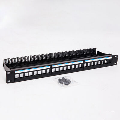 Prese trapezoidali nere dello spazio in bianco RJ45 del porto CAT6 del quadro d'interconnessione di UTP 1U 24